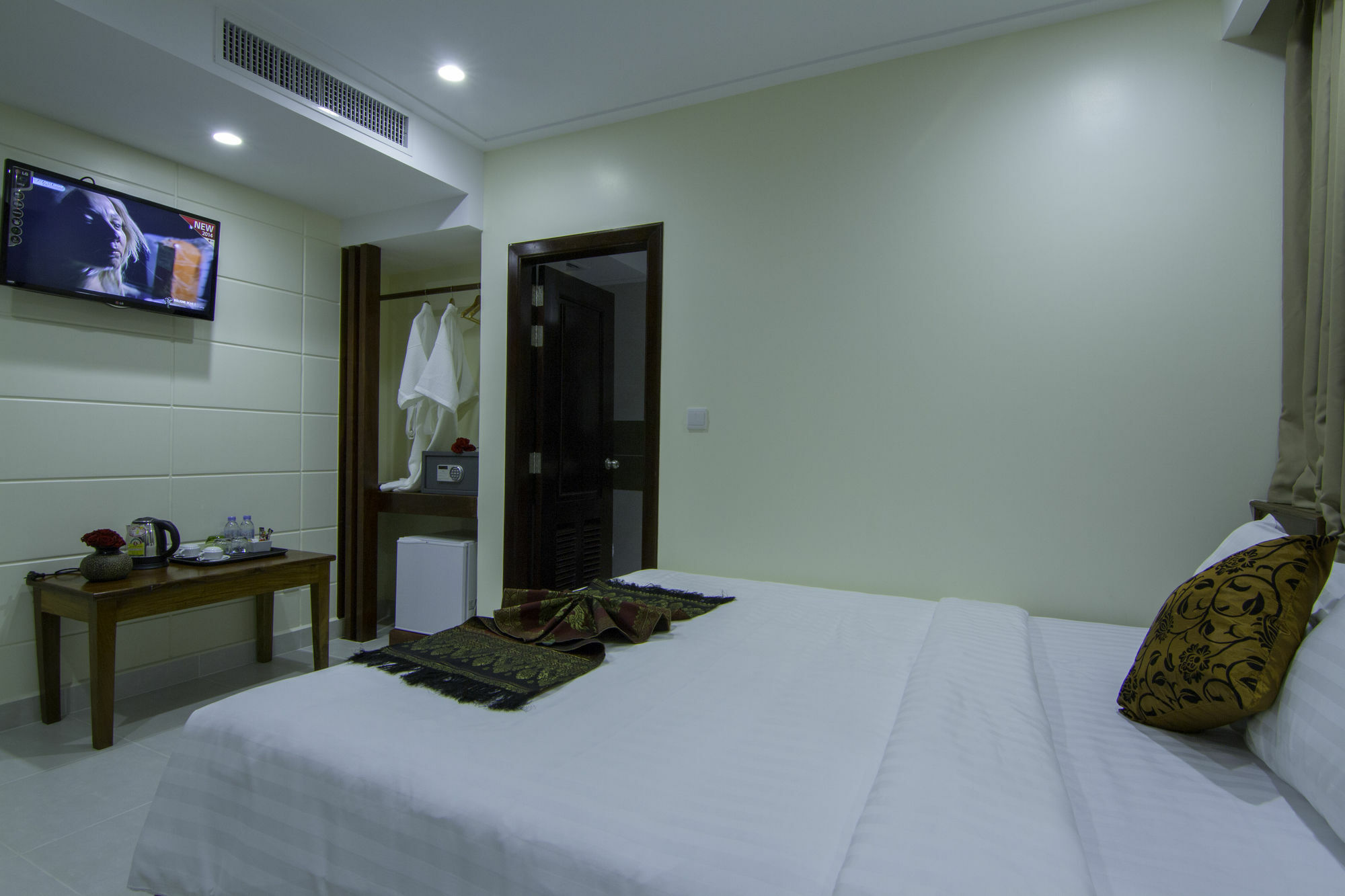 Rose Emerald Hotel Phnom Penh Exterior photo