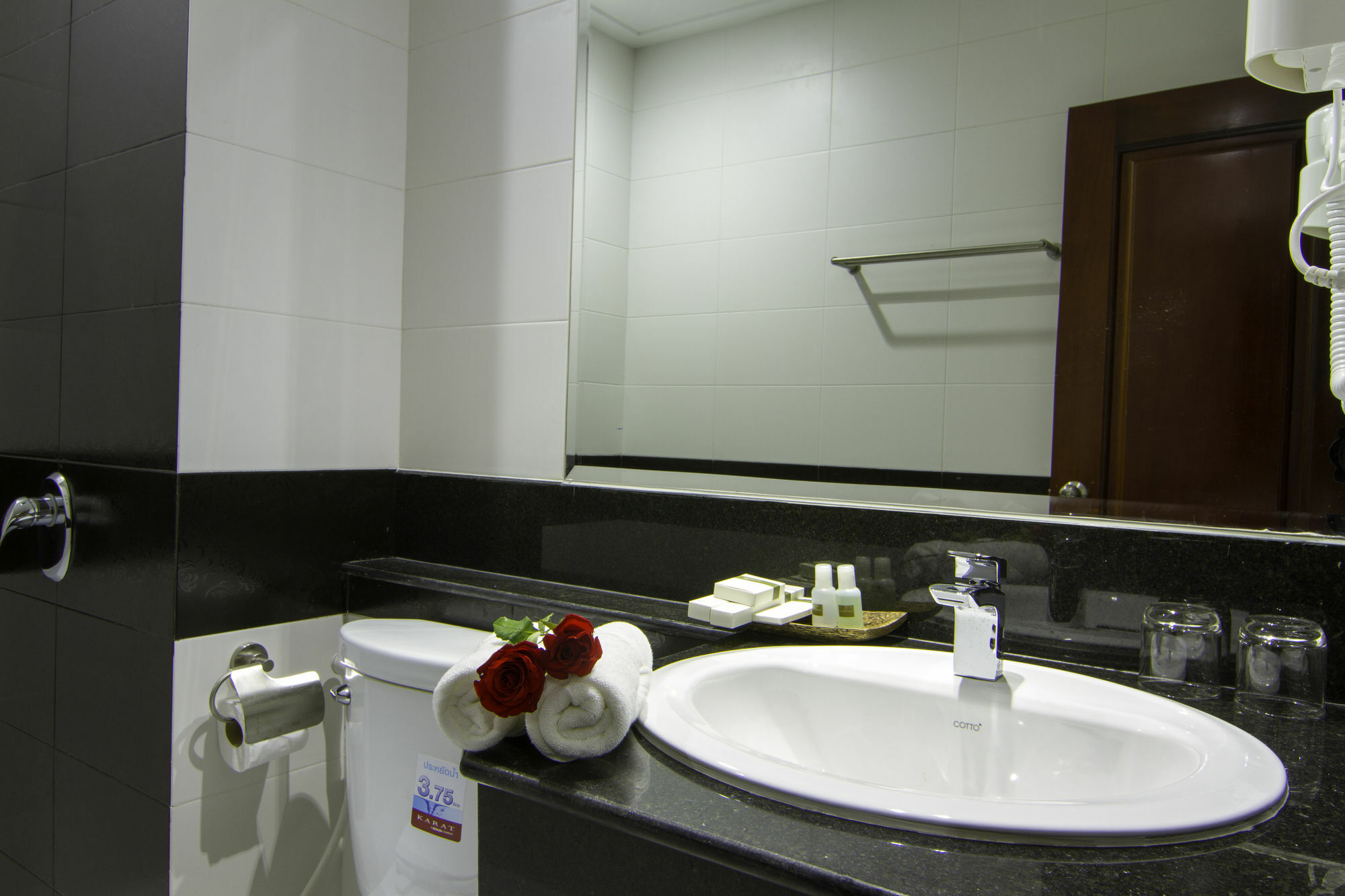 Rose Emerald Hotel Phnom Penh Exterior photo