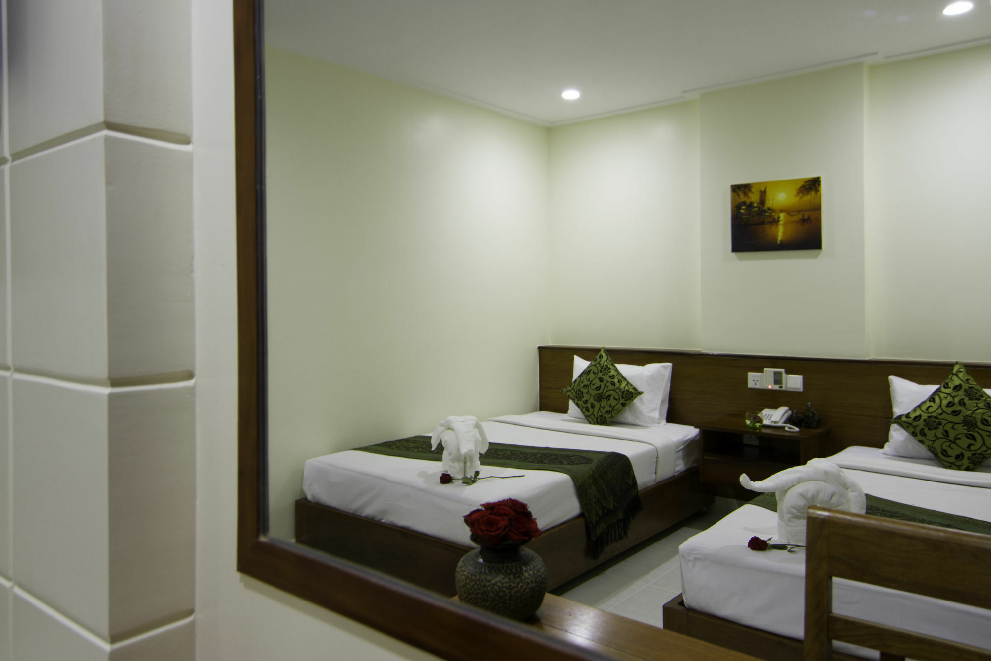 Rose Emerald Hotel Phnom Penh Exterior photo